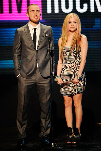 Avril+Lavigne+2010+American+Music+Awards+Show+rpsUCqo1dlVl - Pentru voi - Sunteti minunati