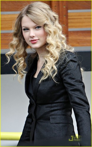 Taylor-Swift-in-London-taylor-swift-4262360-313-500 - Pentru voi - Sunteti minunati