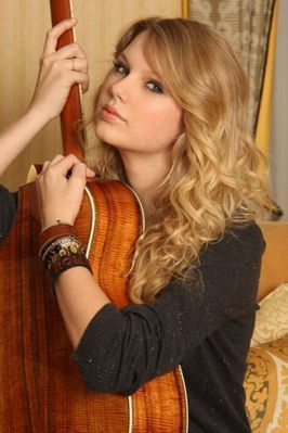 Taylor-Swift-taylor-swift-4245138-266-399