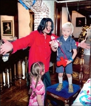 010-Private-Photos-2003-Birthday-from-Prince-paris-jackson-12931401-301-350