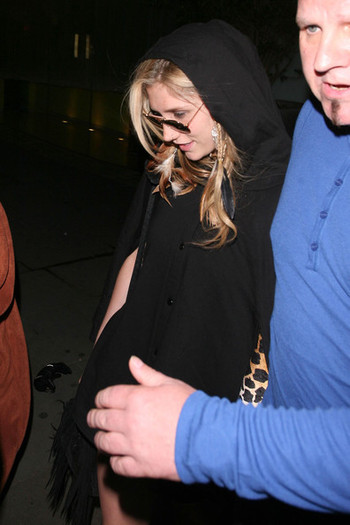 Ke+ha+wearing+black+hooded+cape+leaves+central+i8q6KHPx3sXl