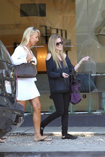 normal_43795PCN_AvrilLinda01