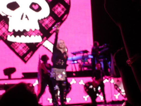 Avril_Lavigne_-_Vancouver_The_Best_Damn_Tour_-_107
