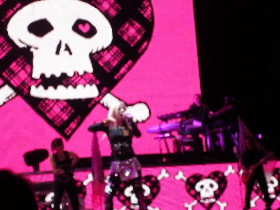 Avril_Lavigne_-_Vancouver_The_Best_Damn_Tour_-_108