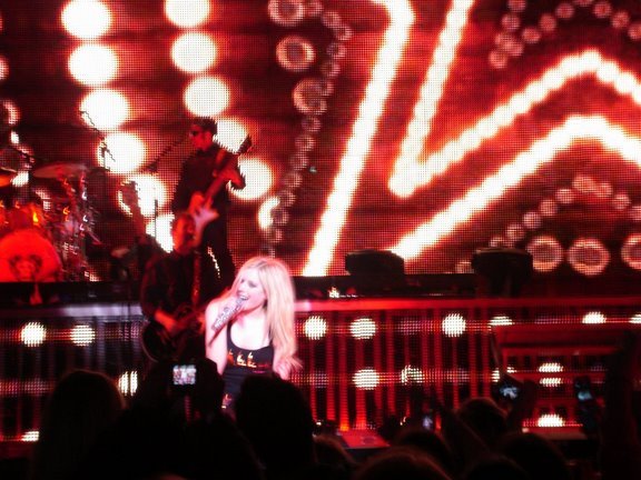 Avril_Lavigne_-_Vancouver_The_Best_Damn_Tour_-_128