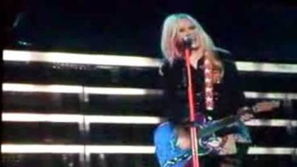 Avril_Lavigne_-_Vancouver_The_Best_Damn_Tour_-_145 - Voi - ce - credeti
