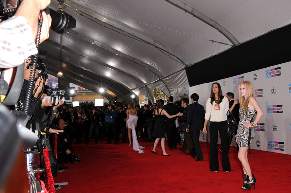 Avril+Lavigne+2010+American+Music+Awards+Arrivals+DWXOk_-LaNCl