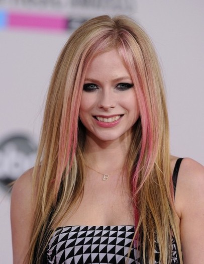 Avril+Lavigne+2010+American+Music+Awards+Arrivals+GdqWI1PMiEQl