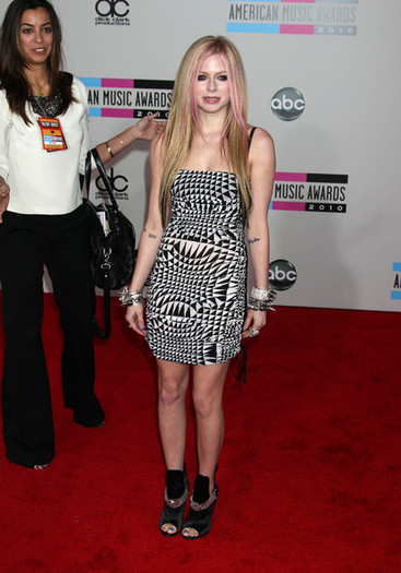 Avril+Lavigne+2010+American+Music+Awards+Arrivals+OPLTthqrpl4l