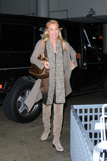 Avril+Lavigne+Avril+Lavigne+Goes+Shopping+aVnaLz_YhSFl - Voi - ce - credeti