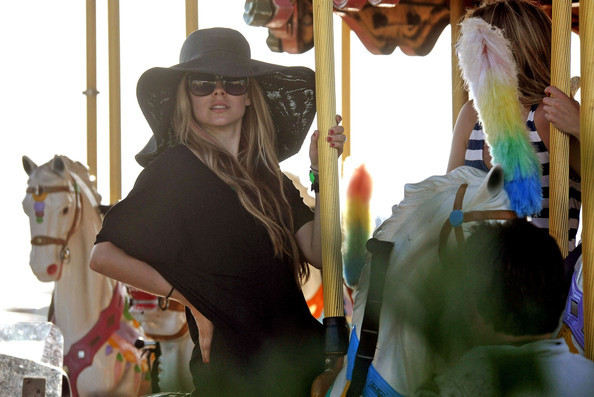 Lavigne+has+fun+in+France+KWGM96LsMshl - Voi - ce - credeti