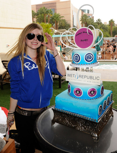 Avril+Lavigne+Avril+Lavigne+Celebrates+Birthday+8m8iogJka71l - Voi - ce - credeti