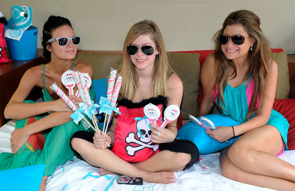 Avril+Lavigne+Avril+Lavigne+Celebrates+Birthday+-ArMUvQ2jXTl - Voi - ce - credeti