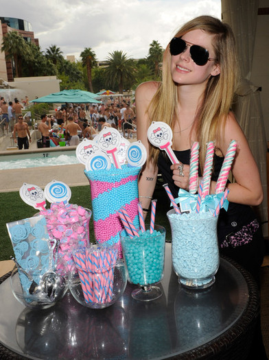 Avril+Lavigne+Avril+Lavigne+Celebrates+Birthday+AVIUWpz5QS6l - Voi - ce - credeti