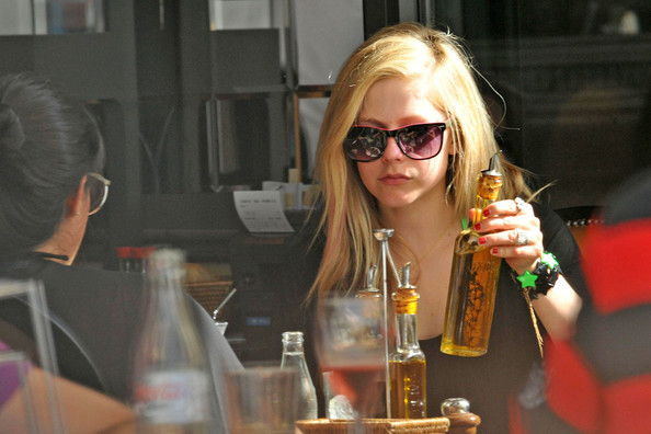 Lavigne+has+fun+in+France+PpTQ6YbrPTbl - Voi - ce - credeti