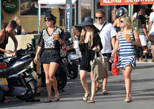 Lavigne+has+fun+in+France+qgyJdLmt-LBl - Voi - ce - credeti