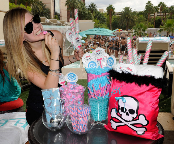Avril+Lavigne+Avril+Lavigne+Celebrates+Birthday+c8u12TKAFsUl - Voi - ce - credeti