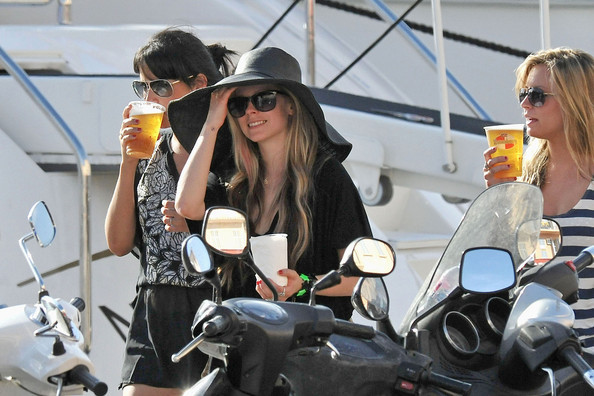 Lavigne+has+fun+in+France+wo9W0qa6nkbl - Voi - ce - credeti