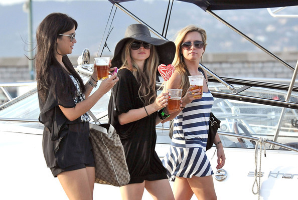 Lavigne+has+fun+in+France+ZGAn1FTRPMFl - Voi - ce - credeti