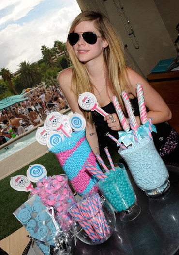 Avril+Lavigne+Avril+Lavigne+Celebrates+Birthday+M2CXbxPiEwyl - Voi - ce - credeti