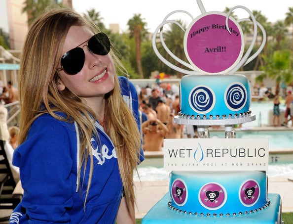 Avril+Lavigne+Avril+Lavigne+Celebrates+Birthday+V64ubUROfG4l - Voi - ce - credeti
