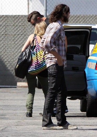 Avril+Lavigne+Brody+Jenner+Avril+Lavigne+Arriving+Vg053LzeZo5l