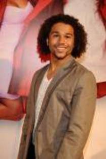 OHPMKUCYXIKOUEEDQPH - Corbin bleu