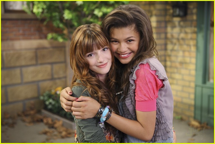 bella-thorne-zendaya-hook-up-02