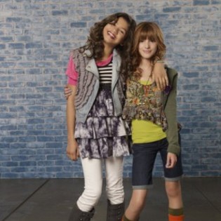 bella-zendaya-shake-it-up-give-400