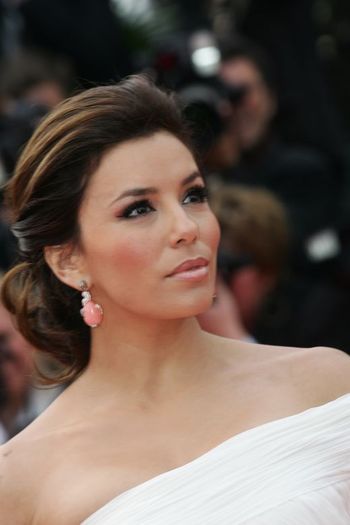 doua-tipuri-de-machiaj-au-facut-furori-la-festivalul-de-film-de-la-cannes-2010-super-galerie-foto-vi - POZE EVA LONGORIA