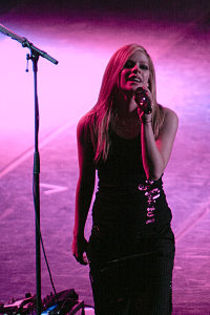 200px-Avril_Lavigne,_Beijing08_b - About -  Avril -  Lavigne - by -  Wikipedia