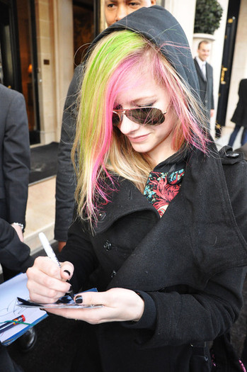 Avril+Lavigne+Avril+Lavigne+Signs+Autographs+R6NimKlfTo3l - Avril Lavigne and her new look