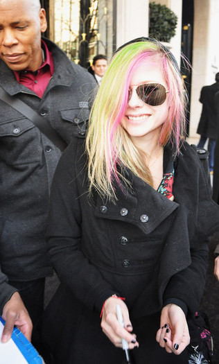 Avril+Lavigne+Avril+Lavigne+Signs+Autographs+RWWX5VH-4sIl - Avril Lavigne and her new look