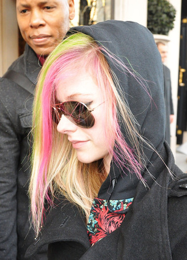 Avril+Lavigne+Avril+Lavigne+Signs+Autographs+qd_GKL8_HtJl - Avril Lavigne and her new look