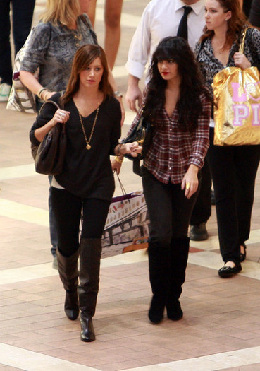 Vanessa+Hudgens+Ashley+Tisdale+Vanessa+Hudgens+tdR052j8NxEl - Vanessa Hudgens AND AshleyTisdale