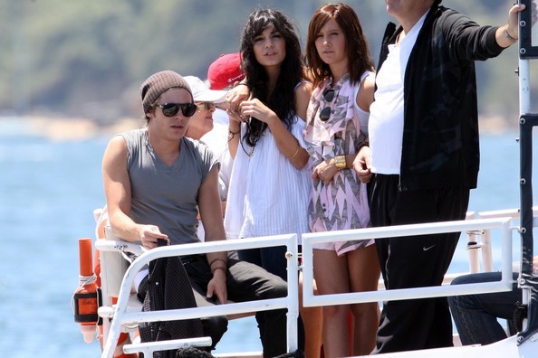 Vanessa+Hudgens+Ashley+Tisdale+Zac+Vanessa+8ig--_U715zl