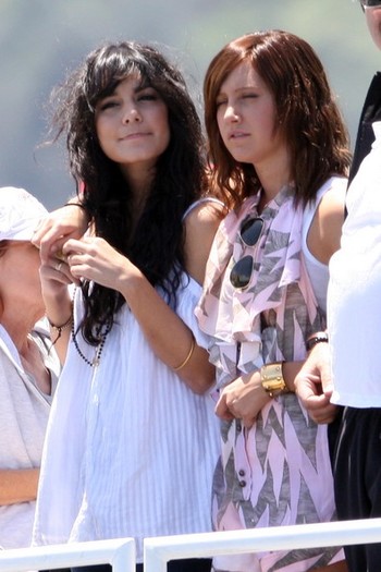 Vanessa+Hudgens+Ashley+Tisdale+Zac+Vanessa+ksLim1UWr7xl