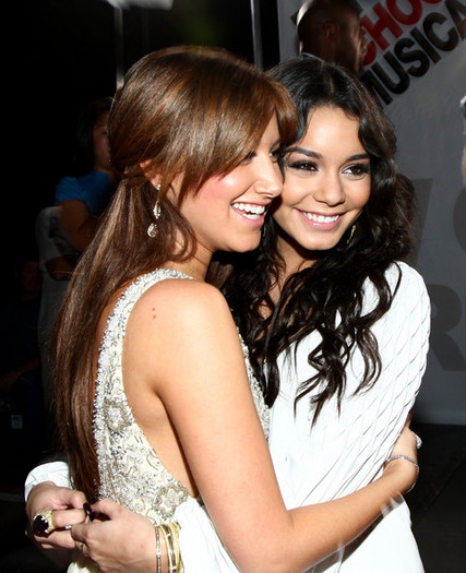 Vanessa+Hudgens+Ashley+Tisdale+Premiere+Disney+Y5DhEDTqlFkl