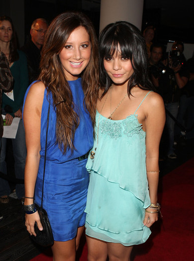 Vanessa+Hudgens+Ashley+Tisdale+LG+Mobile+Phones+2bISW69SOxHl - Vanessa Hudgens AND AshleyTisdale