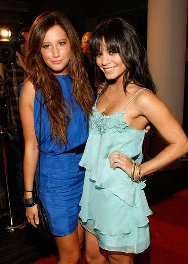 Vanessa+Hudgens+Ashley+Tisdale+LG+Mobile+Phones+NclkCPHZF1Yl