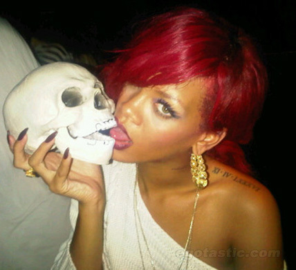 rihanna-kisses-skull - RIHANNA