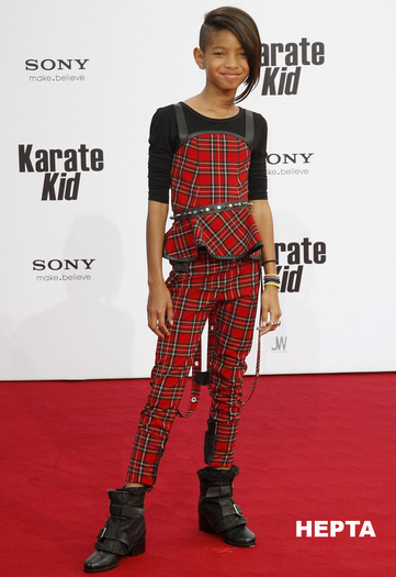 willow-smith-miscari-lascive-la-10-ani-in-primul-ei-videoclip_size1