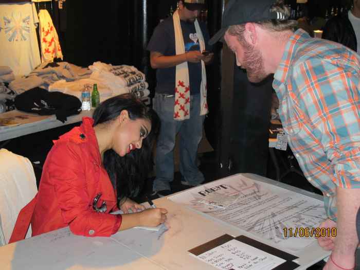 natalia-kills-signing-mirrors-eps-after-the-orlando-show_web