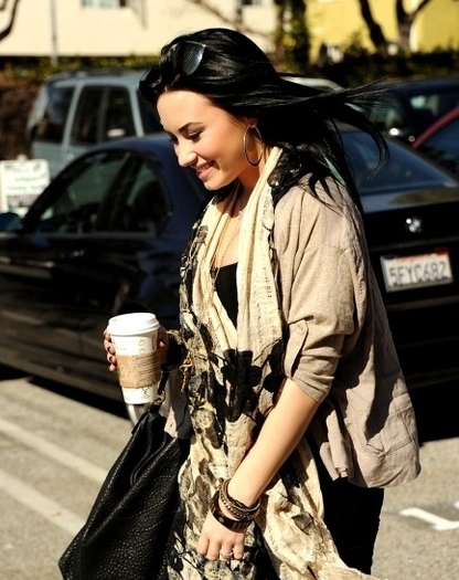 demi-lovato - Demi Lovato este fericita ca a parasit centrul de reabilitare