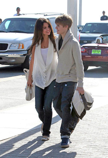 justin bieber selena gomez Selena Gomez si Justin Bieber merg de mana la plaja - 0 poze Selly and JusS 0