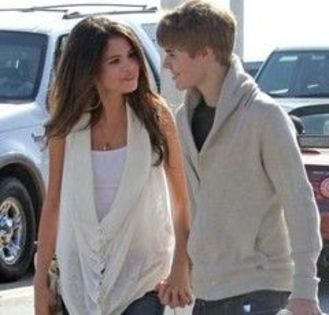 Justin Bieber si Selena Gomez, de mana pe strazile Californiei (poze)
