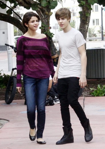 justin-selena-cinema-540x770 - 0 poze Selly and JusS 0