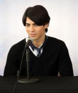 Joe_Jonas_1264190083_1