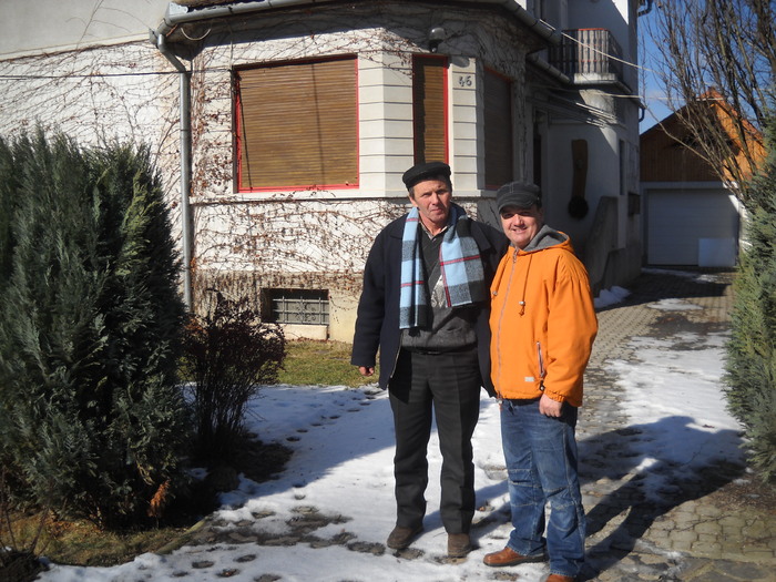CORNEL si MIRCEA in fata casei; este casa lui DIETER din Romania
