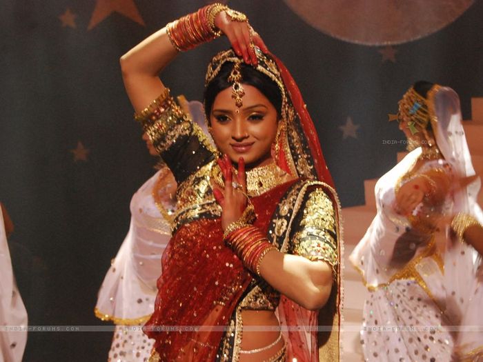 56407-ragini-dancing-on-the-dance-floor - parul chauhan